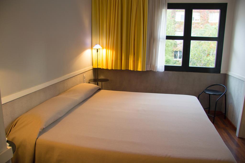 Apartamentos Descartes Barcelona Exteriör bild